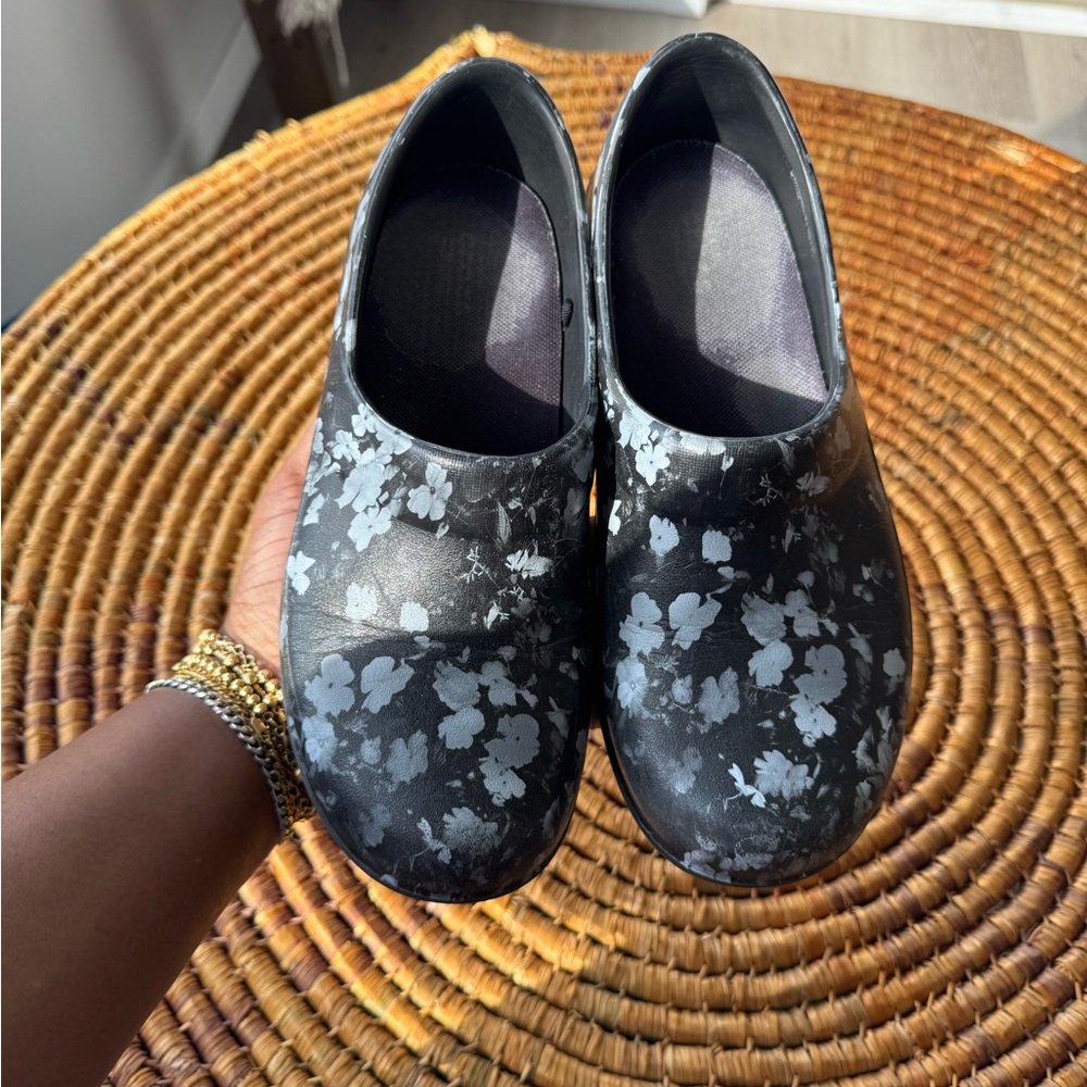 Crocs 6w Floral Black and Gray Clogs
